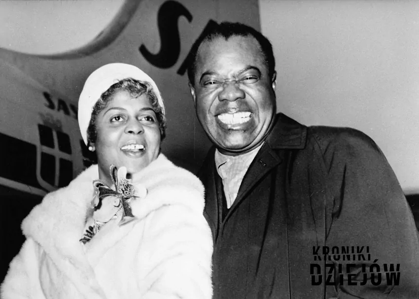 Louis Armstrong z Lucille Wilson na czarno-białej fotografii, a także życiorys oraz twórczość muzyka i jego życie prywatne