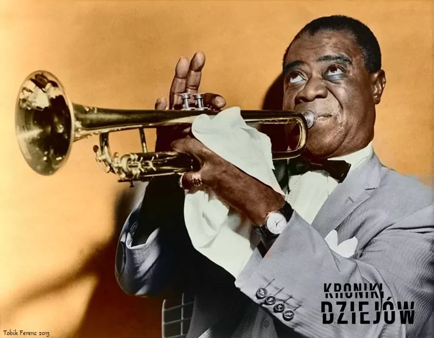 Louis Armstrong grający na trąbce na koloryzowanym zdjęciu, a także życiorys i twórczość znanego muzyka