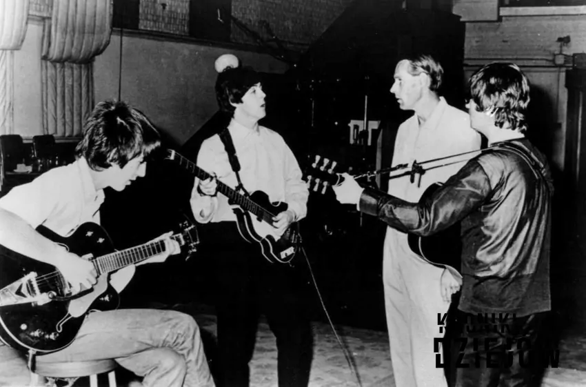 Beatlesi w studio nagraniowym w połowie lat 60-tych. - fot. domena publiczna The Beatles w studiu nagraniowym - data powstania zespołu, skład, dyskografia oraz najważniejsze utwory