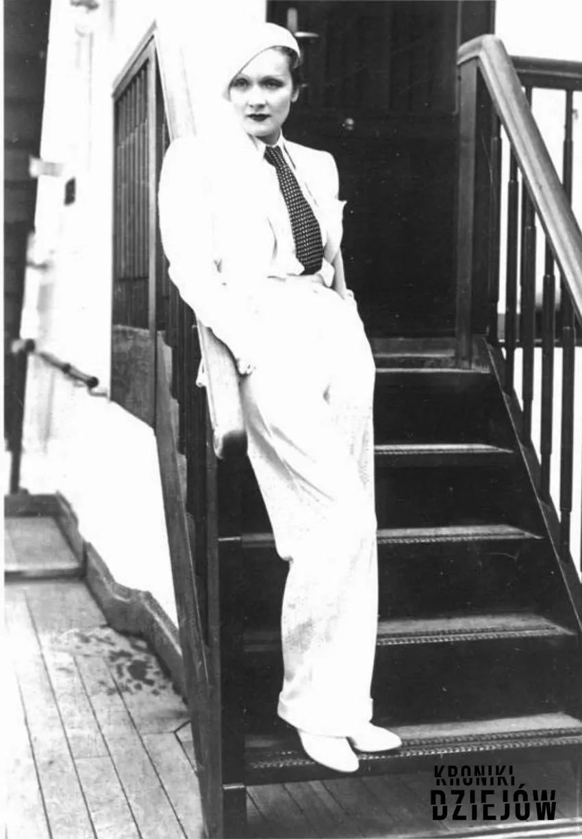 Androgeniczny wizerunek Marlene Dietrich łamał konwenanse i oburzał za sprawą noszenia spodni zarezerwowanych w tamtych latach dla mężczyzn, fot. domena publiczna Marlene Dietrich w męskim stroju w 1933 roku