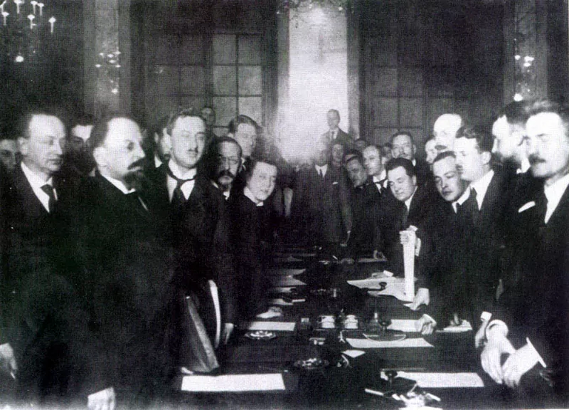 Traktat ryski 1921 r., czyli dokładna data, skutki dla Polski i Europy, znaczenie oraz najważniejsze postanowienia - fot. domena publiczna Podpisanie Traktatu ryskiego w 1921 roku to koniec wojny polsko-bolszewickiej. Zdjęcie upamiętniające obie strony podczas podpisywania traktatu