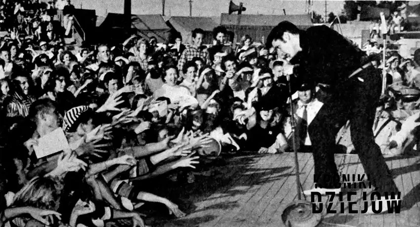 Elvis Presley podczas koncertu – król rock’n’rolla w pełnej formie Elvis Presley śpiewający do publiczności, a także najwazniejsze informacje o śmierci Elvisa Presleya, informacje, fakty i mity, data