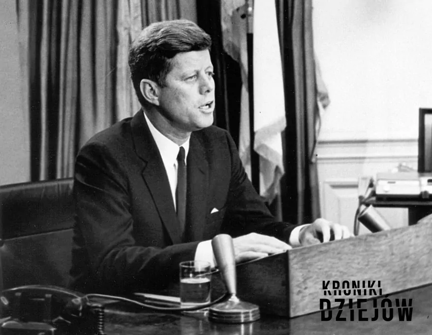 Prezydent John F. Kennedy przy biurku w Białym Domu, a także jego biografia, droga do prezydentury, rodzina, polityka wewnętrzna i zagraniczna oraz śmierć