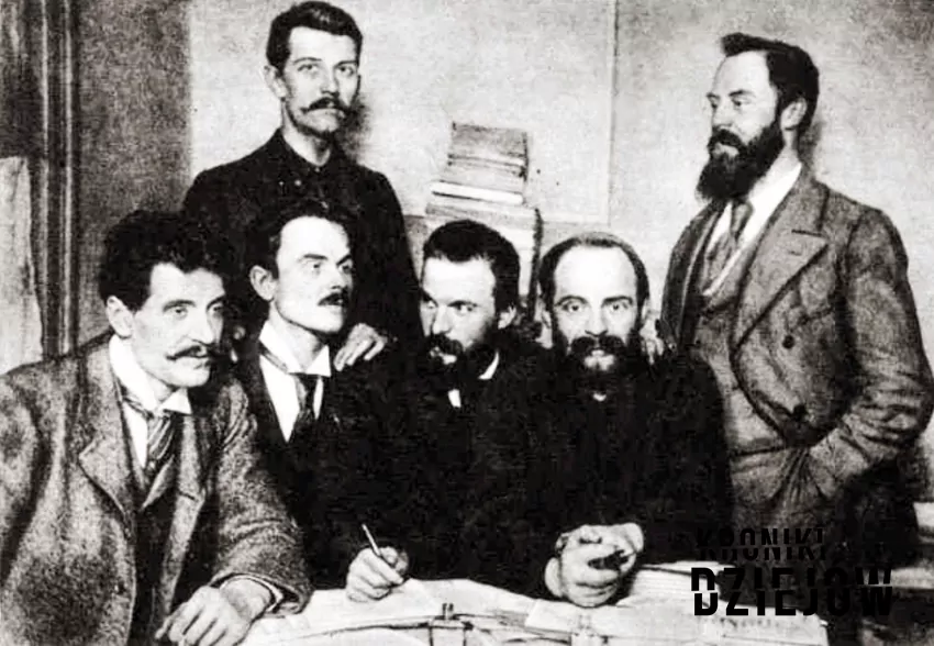 Delegaci PPS na kongres II Międzynarodówki w 1896 roku. W środku siedzi Józef Piłsudski - fot. domena publiczna Akcja pod Bezdanami krok po kroku, czyli dokładna data, przebieg, cel, skutek i przyczyna oraz znaczenie wydarzenia
