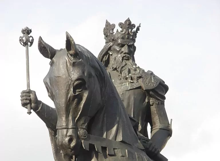 Kazimierz Wielki poniósł śmierć w 1370 roku w Krakowie - wizerunek króla na pomniku w Bydgoszczy