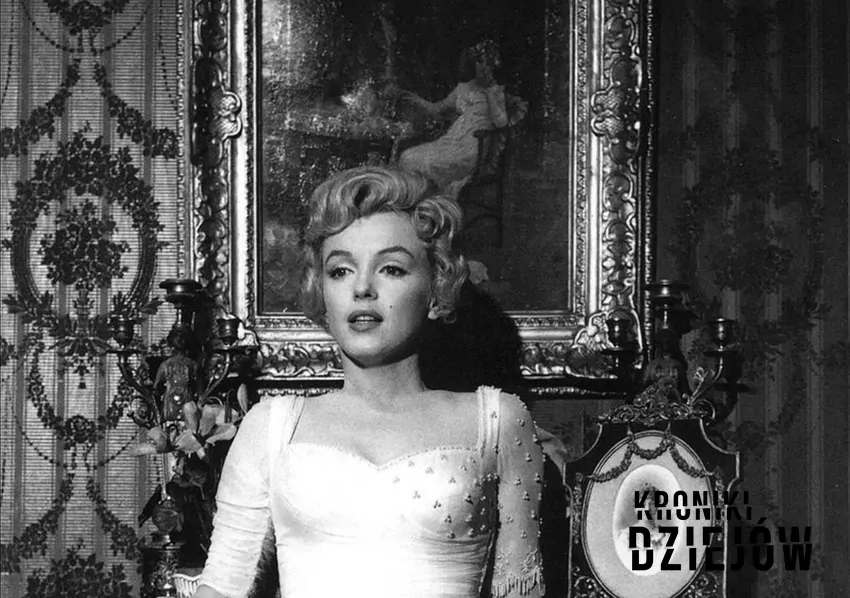 Marylin Monroe krok po kroku, czyli życiorys, życie prywate, filmografia i najważniejsze filmy, historia, kontrowersje - fot. domena publiczna Czarno-białe zdjęcie Marilyn Monroe na tle obrazu, a także życiorys, życie prywatne, filmografia, najważniejsze informacje oraz śmierć