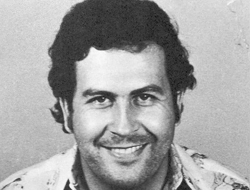 Pablo Escobar, król kokainy, czyli szef mafii zajmujacej się sprzedaży naroktyków krok po kroku, historia barona narkotykowego - fot. domena publiczna Pablo Escobar na policyjnym zdjęciu, a także informacje o zbrodniarzu, oraz jak Pablo Escobar został królem kokainy krok po kroku