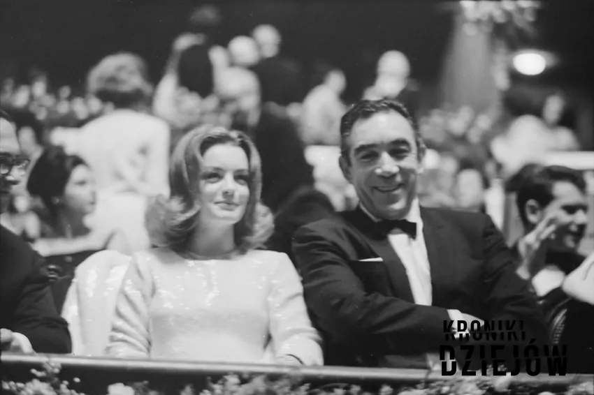 Romy Schneider i Anthony Quinn podczas premiery filmu "Kardynał" w 1963r., fot. domena publiczna Romy Schneider i Anthony Quinn na premierze filmu "Kardynał"
