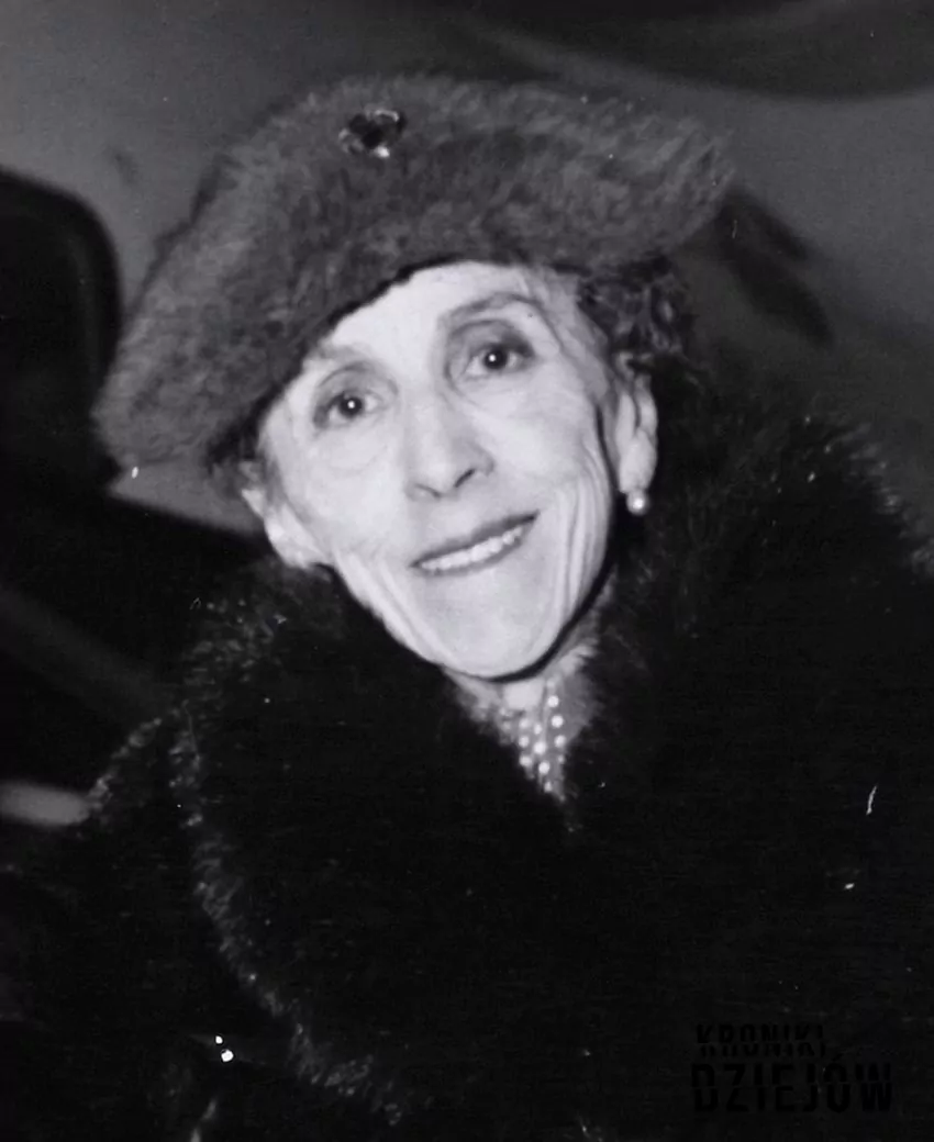 Karen Blixen na lotnisku w Kopenhadze, 1957 rok Karen Blixen, czyli autorka Pożegnania z Afryką, a także biografia, życiorys, śmierć, działalność pisarska