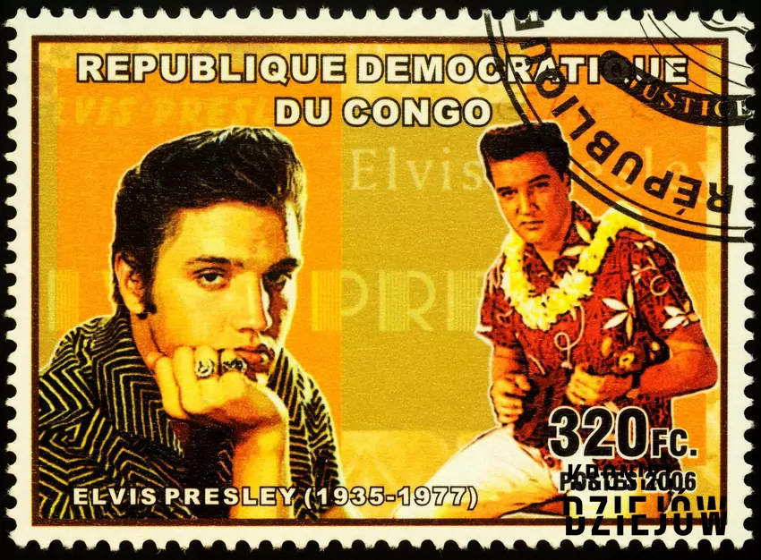 Życiorys Elvisa Presleya, a także filmografia, dyskografia, wpływ na kulturę oraz okoliczności śmierci Elvis Presley na znaczku pocztowym na list, a także informacje o Elvisie: dyskografia, życiorys, najważniejsze informacje, piosenki i wpływ na kulturę