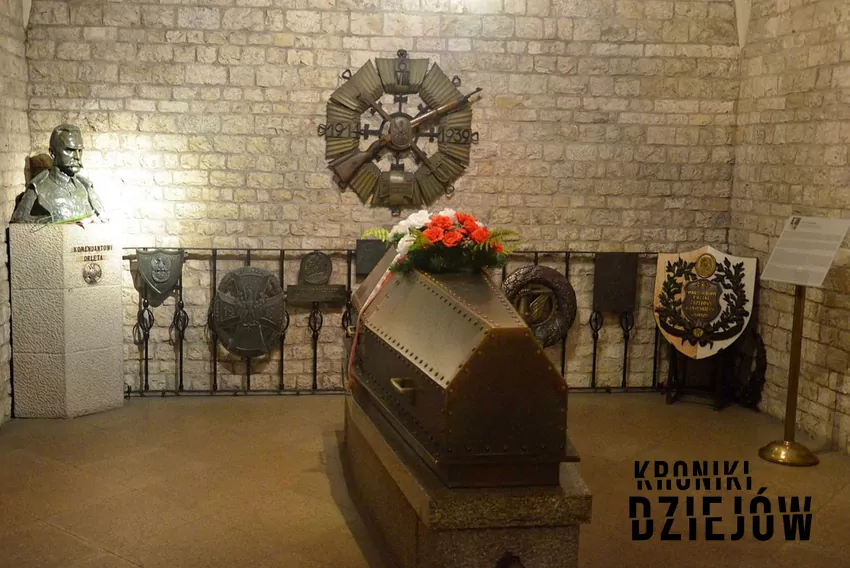 Śmierć Piłsudskiego krok po kroku, czyli data, miejsce, przyczyny, następstwa i skutki - fot. licencja CC BY-SA 3.0 Trumna Marszałka Józefa Piłsudskiego w krypcie na Wawelu, a także najważniejsze informacje: miejsce, przyczyny, następstwa i daty