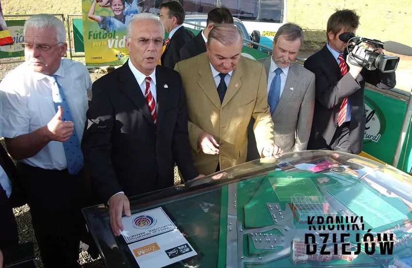 Franz Beckenbauer i jego kariera piłkarska Franz Beckenbauer (drugi od lewej), a także sukcesy trenerskie piłkarza, jego działalność w klubie i reprezentacji