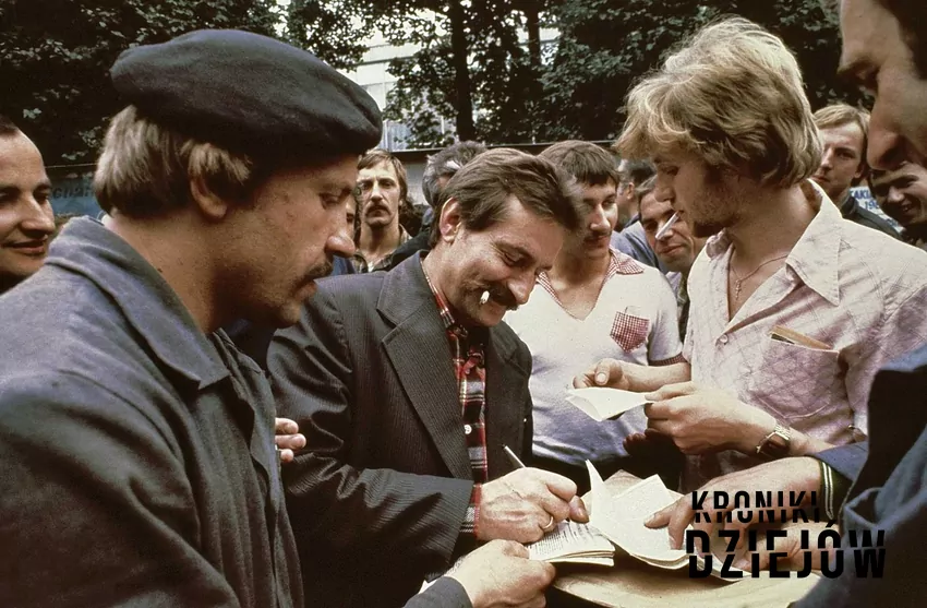 Lech Wałęsa rozdający autografy w 1980 roku - fot. licencja CC0 Lech Wałęsa