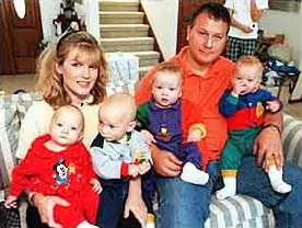 Sheila Bellush z mężem i czworaczkami Sheila Bellush