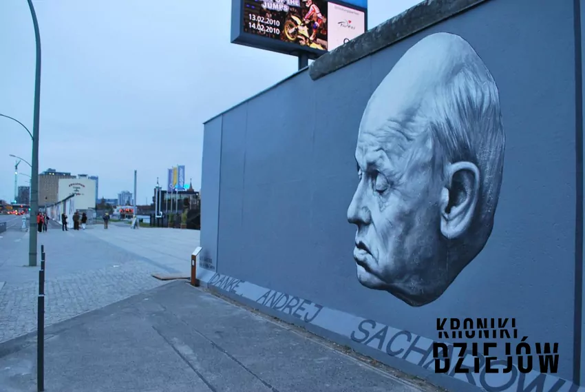 Mural z podobizną Andrieja Sacharowa w miejscu dawnego Muru Berlińskiego, fot. domena publiczna/Wikipedia Mural z podobizną Andrieja Sacharowa w miejscu dawnego Muru Berlińskiego