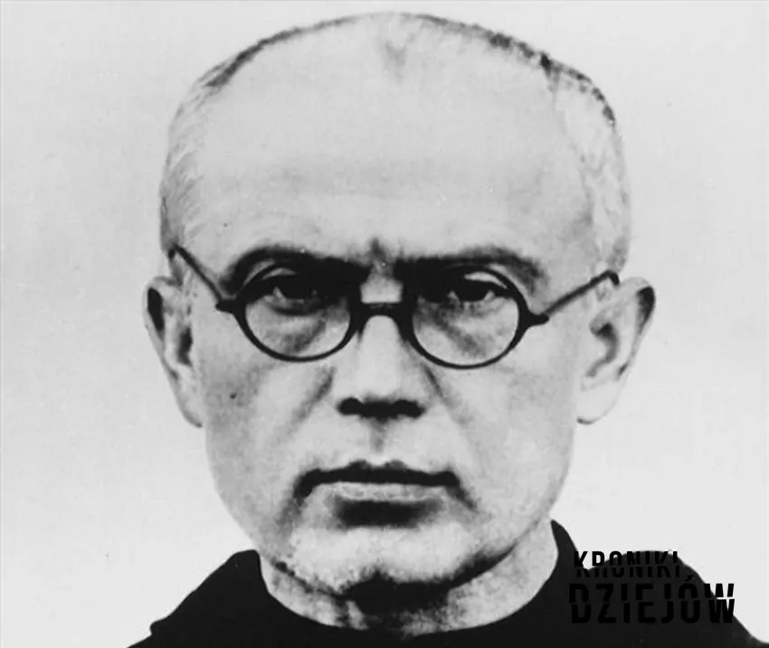 Franciszkanin Maksymilian Maria Kolbe – fotografia wykonana w 1939 - fot. domena publiczna Maksymilian Maria Kolbe i jego życiorys, czyli życie zakonne i prywatne, dzieciństwo, podróże, okoliczności i data śmierci