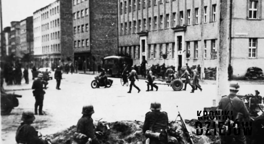 Oddziały niemieckie przed gdyńskim ratuszem, 14 września 1939r 5 najbardziej znanych miast, które z różnych powodów miały zmienioną nazwę - ciakawostki i historia