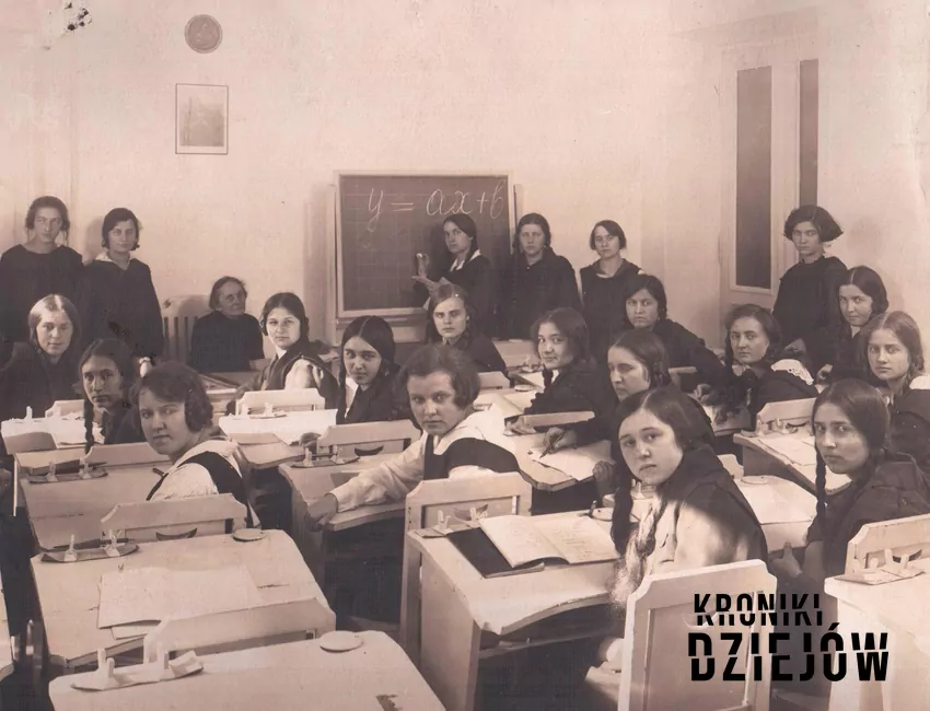 Uczennice pensji przy ul. Wiejskiej 5 w Warszawie podczas lekcji matematyki (1930)