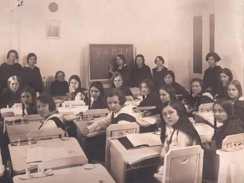 Przy klasztorze i na pensji. Jak wychowywano „grzeczne” dziewczęta w dawnej Polsce