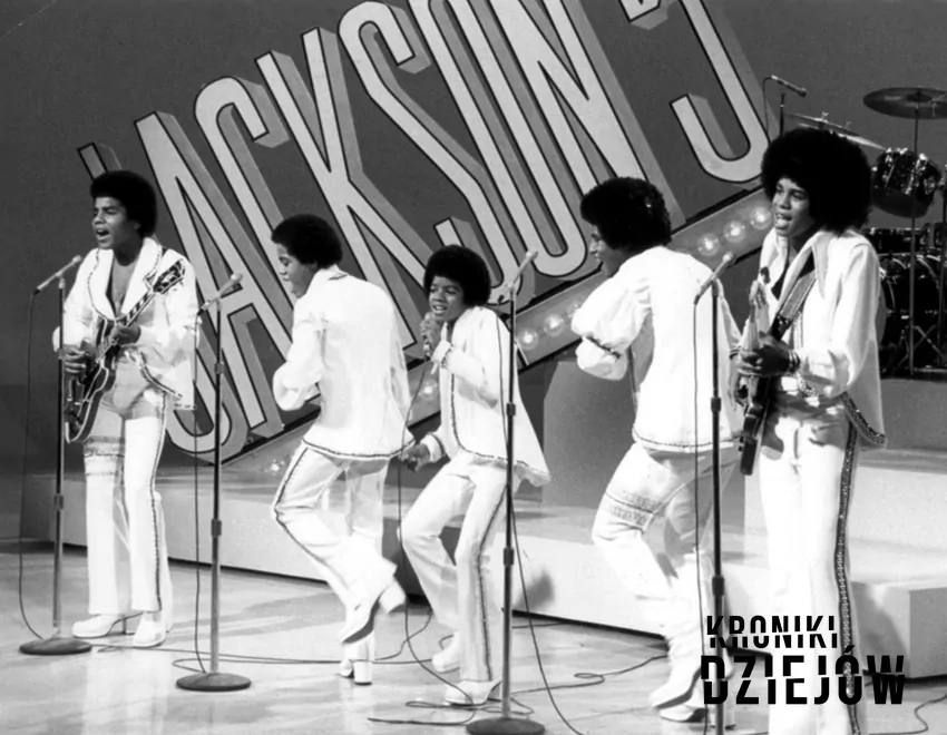 Jackson (w środku) z zespołem The Jackson 5 (1972 rok) - fot. domena publiczna Dzieciństwo Michaela Jacksona, czyli traumatyczne życie, historia, działalność w Jackson 5, tajemnice