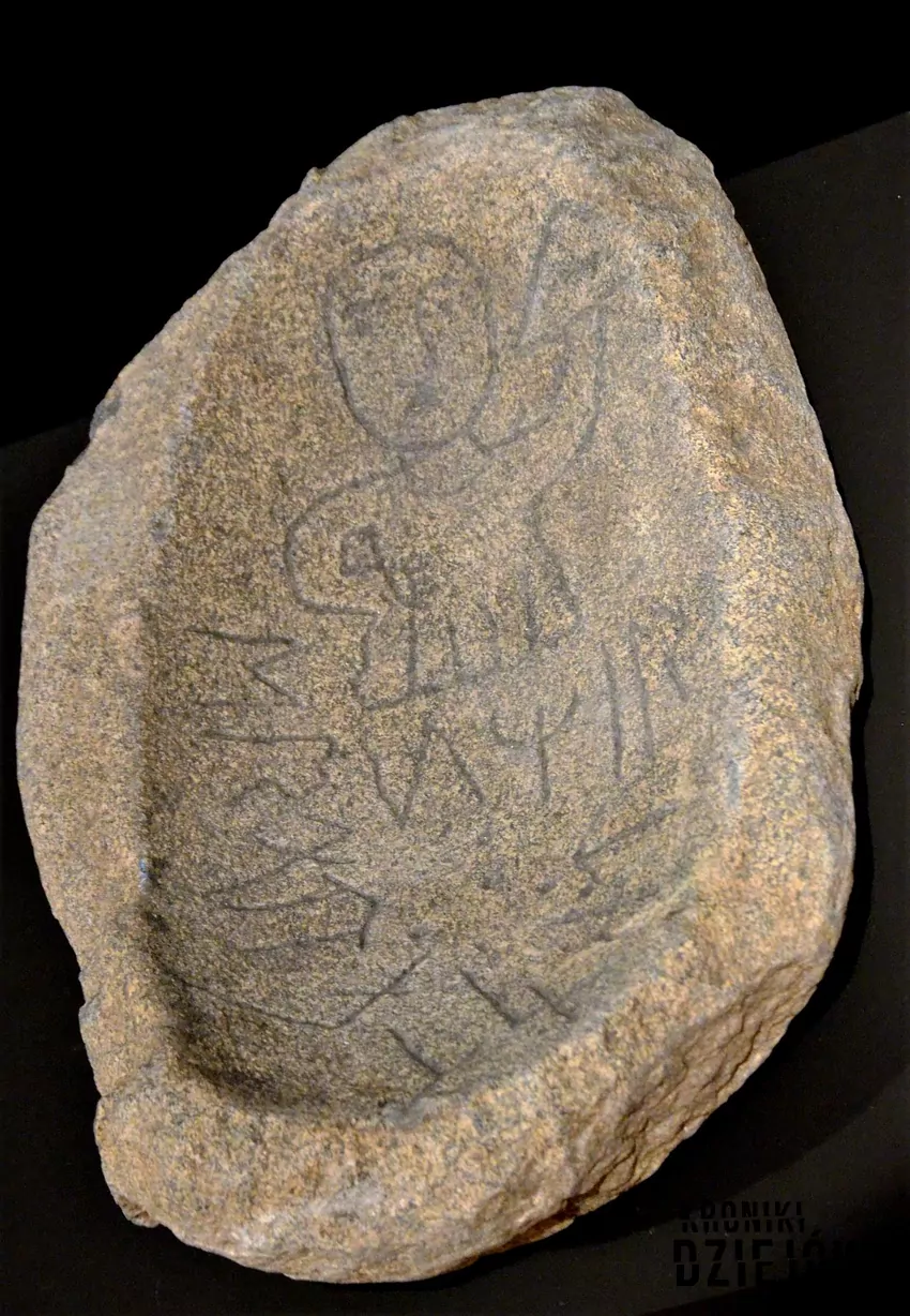 Jeden z tzw. kamieni mikorzyńskich z rzekomym wizerunkiem boga Prowe i słowiańskimi znakami runicznymi, fot. domena publiczna/Wikipedia Jeden z tzw. kamieni mikorzyńskich z rzekomym wizerunkiem boga Prowe i słowiańskimi znakami runicznymi