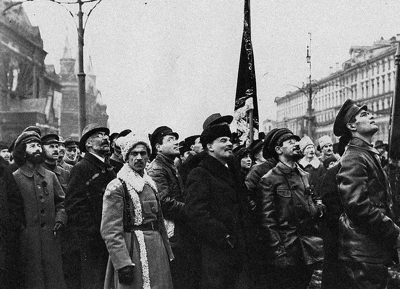 Włodzimierz Lenin był przywódcą komunistycznego rządu w Rosji - na fotografii podczas odsłoniecia pomnika Marksa