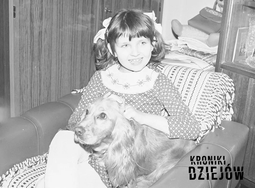 Dziewczynka z jamnikiem długowłosym