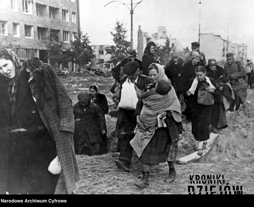 Mieszkańcy opuszczają stolicę po kapitulacji powstania warszawskiego Mieszkańcy opuszczają stolicę po kapitulacji powstania warszawskiego