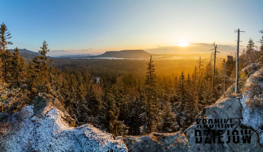 Reżyser szukał inspiracji na całym świecie, ale to polskie skały wygrały dzięki swojej baśniowej, niemal surrealistycznej urodzie Góry Stołowe