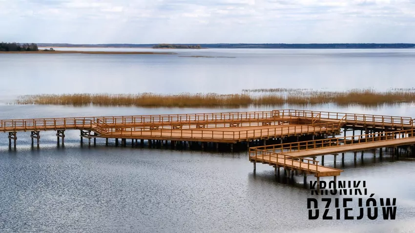 Sceny ucieczki przed sługami Białej Czarownicy nie powstały w mroźnej Nowej Zelandii, jak większość filmu, lecz nad Zalewem Siemianówka Zalew Siemianówka