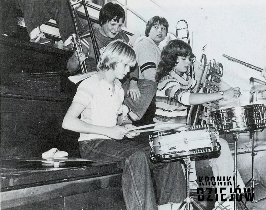 Cobain gra na perkusji na w Montesano High School (1981 rok) - fot. domena publiczna Kurt Cobain i jego droga od artysty do narkomana, najważniejsze informacje, piosenki, życiowys, okoliczności śmierci