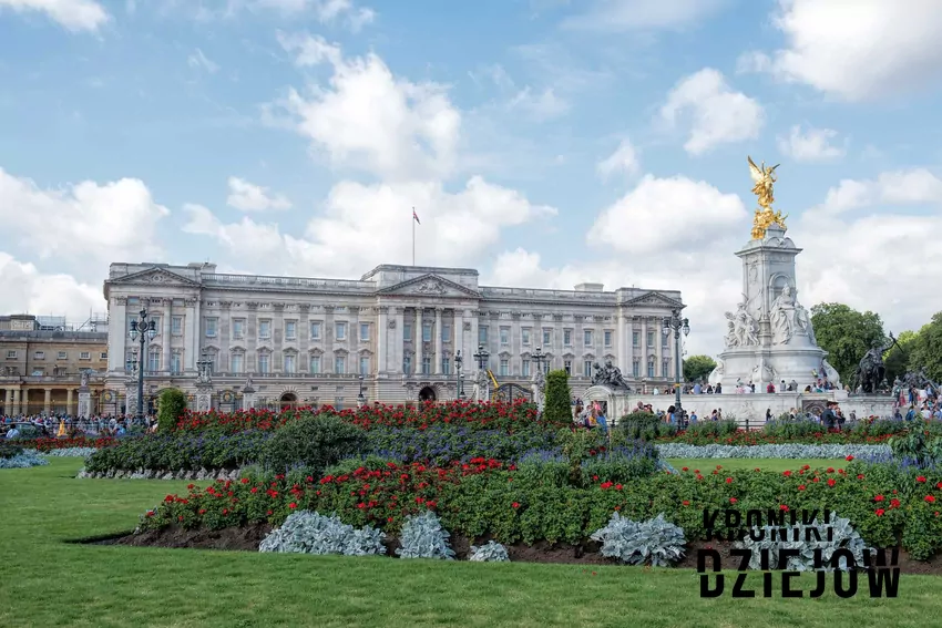 Widok na Pałac Buckingham, siedzibę Królowej Elżbiety II Rodzina Królewska Wielkiej Brytanii, a także ich najwieksze tajemnice, informacje, osoby, życiorys władców