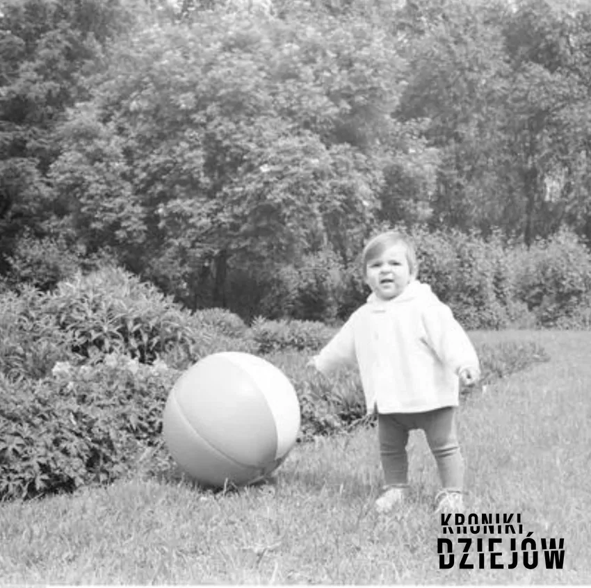 Niektóre stare imiona popularne w PRL wracają do łask Dziewczyna z piłką