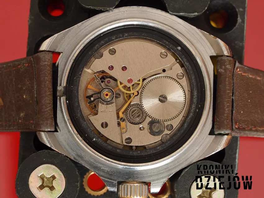 Mechanizm kal. 2414 stosowany w zegarkach Wostok Komandirskie, fot. domena publiczna/Wikipedia Mechanizm kal. 2414 stosowany w zegarkach Wostok Komandirskie