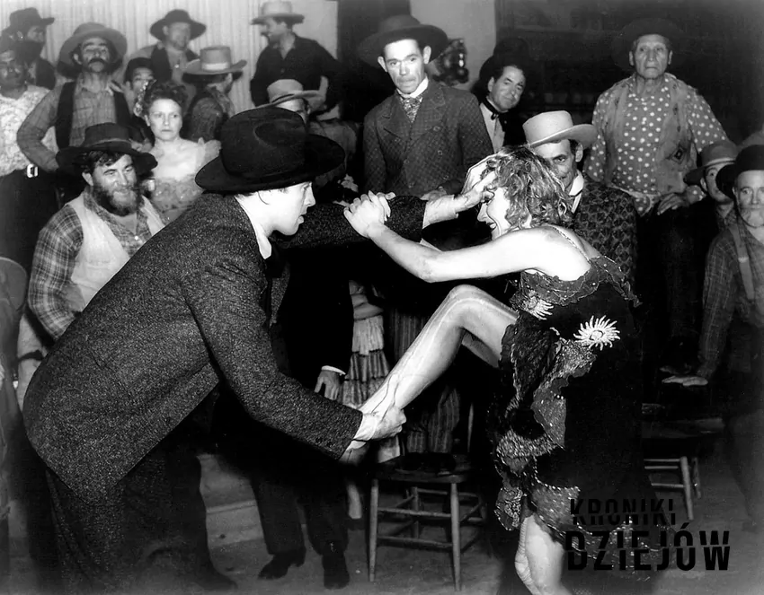 "Destry znowu w siodle" to western z wyraźnymi elementami komedii. Marlene Dietrich i James Stewart dali upust swej energii w scenie zamieszek, fot. domena publiczna "Destry znowu w siodle", scena z filmu