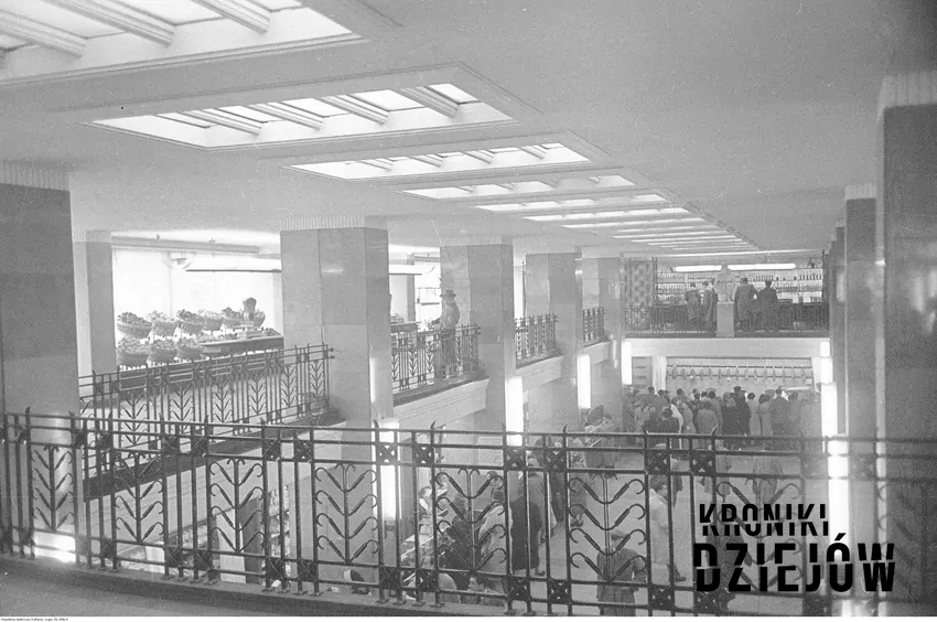 Powszechny Dom Towarowy Warszawa-Praga przy ulicy Jagiellońskiej w Warszawie fot. Narodowe Archiwum Cyfrowe Powszechny Dom Towarowy