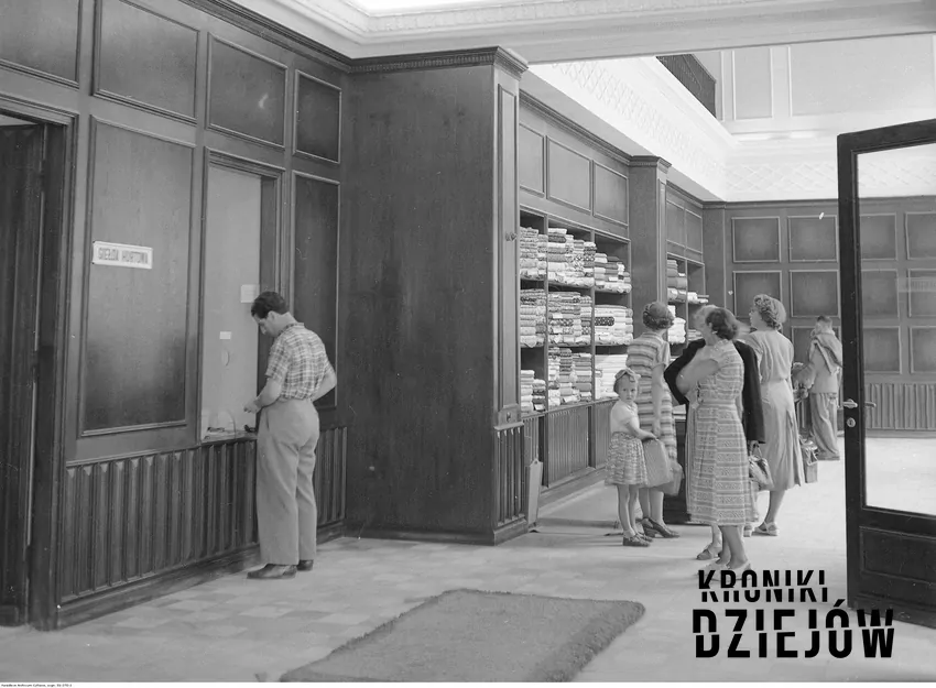 Sklep włókienniczy w Warszawie, fot. Narodowe Archiwum Cyfrowe Sklep włókienniczy