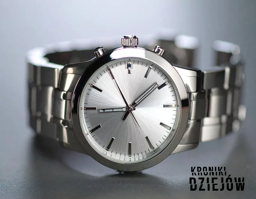 Czasomierze z epoki PRL przyciągają uwagę zarówno miłośników historii, jak i kolekcjonerów wyjątkowego wzornictwa. zegarek z metalową bransoletą