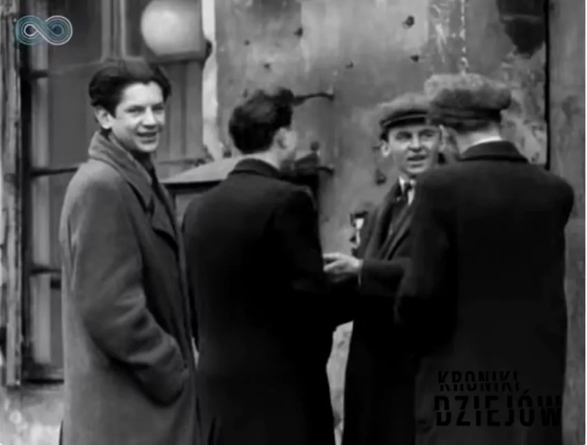 Grupa bikiniarzy, kadr z filmu Polskiej Kroniki Filmowej z 1953 roku Grupa bikiniarzy