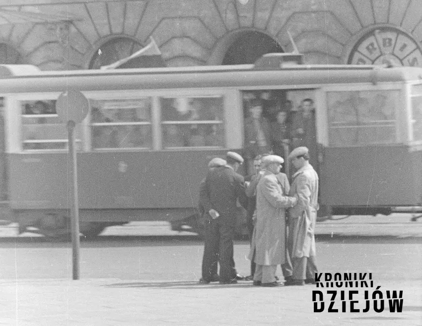 Bikiniarze stojący przed wejściem do hotelu, fot. domena publiczna, Narodowe Archiwum Cyfrowe Bikiniarze stojący przed wejściem do hotelu