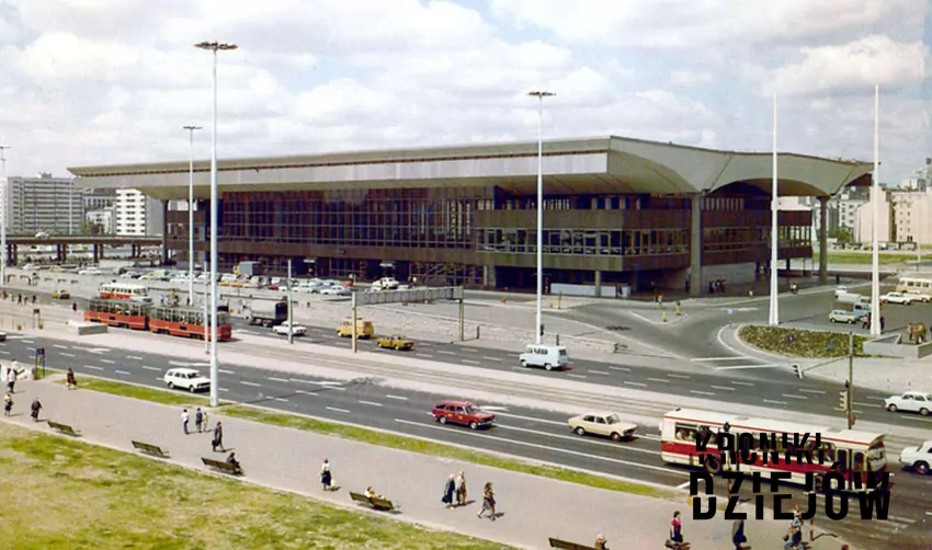 Dworzec Centralny w Warszawie w latach 70-tych, fot. domena publiczna/Wikipedia Dworzec Centralny w Warszawie