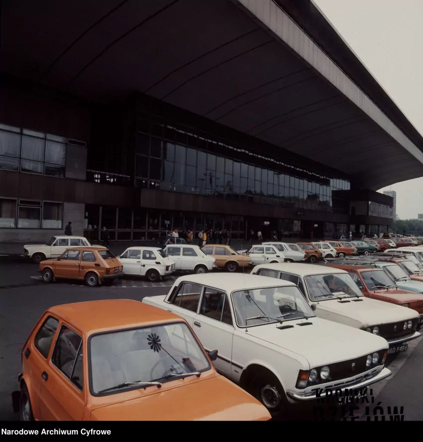 Parking przed Dworcem Centralnym, fot. domena publiczna/Narodowe Archiwum Cyfrowe Dworzec Centralny w Warszawie