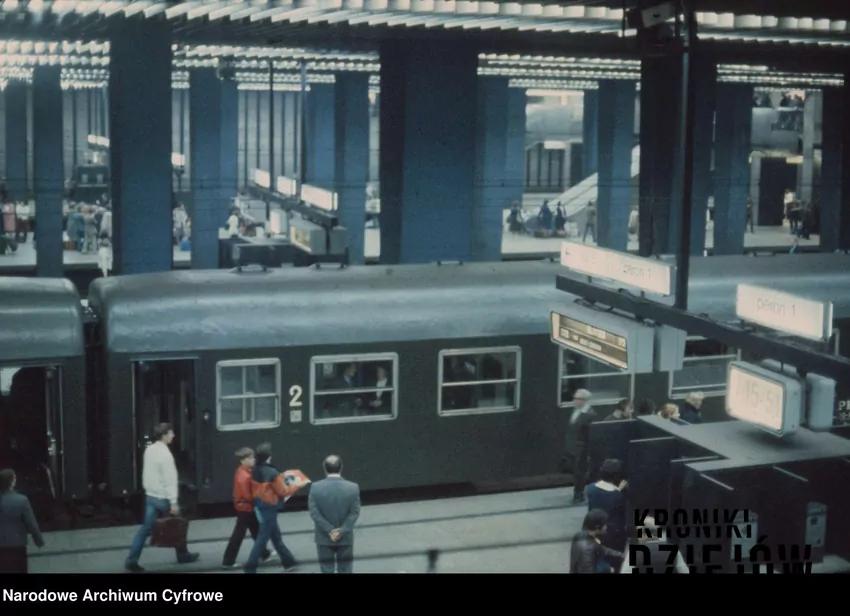 Pociąg na Dworcu Centralnym, fot. domena publiczna/Narodowe Archiwum Cyfrowe Dworzec Centralny w Warszawie