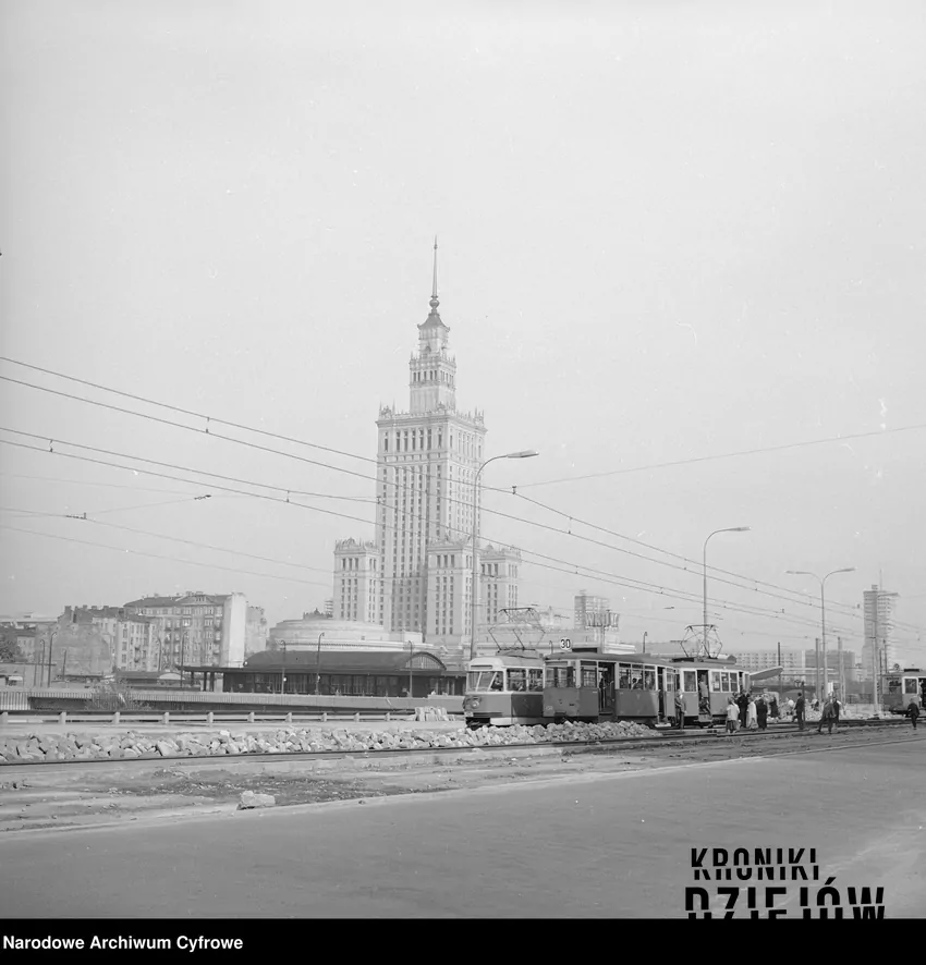 Widok na Pałac Kultury i tymczasowy dworzec kolejowy w Warszawie, fot. domena publiczna/Narodowe Archiwum Cyfrowe Dworzec Centralny w Warszawie