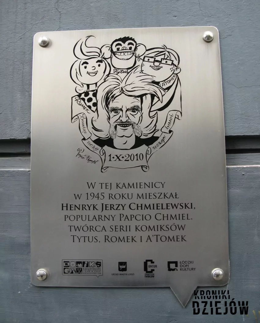 Tytus, Romek i A’Tomek i ich twórca na tablicy pamiątkowej przy ul. Nawrot 8 w Łodzi, fot. domena publiczna/Wikipedia Tytus, Romek i A’Tomek i ich twórca na tablicy pamiątkowej przy ul. Nawrot 8 w Łodzi