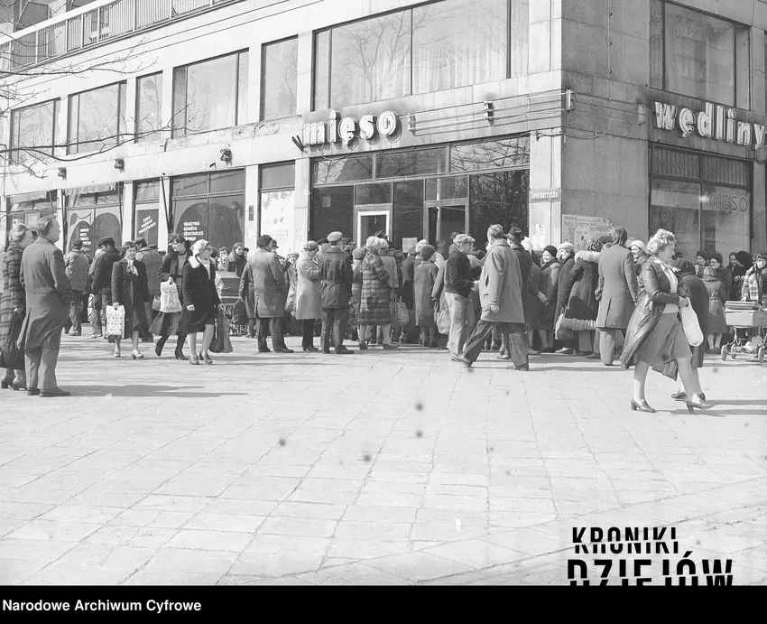 Kolejka przed sklepem mięsnym w Warszawie, fot. domena publiczna/Narodowe Archiwum Cyfrowe Kolejka przed skepem mięsnym