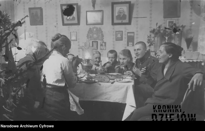 Boże Narodzenie w Warszawie 1926 r.. Zgodnie z tradycją choinkę podwieszano do sufitu, fot. domena publiczna/Narodowe Archiwum Cyfrowe Boże Narodzenie 1926