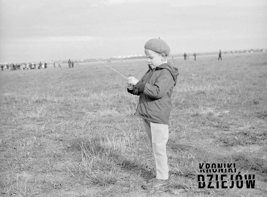 Chłopiec z latawcem, zdjęcie z lat 60-tych, fot domena publiczna/Narodowe Archiwum Cyfrowe Chłopiec na zdjęciu