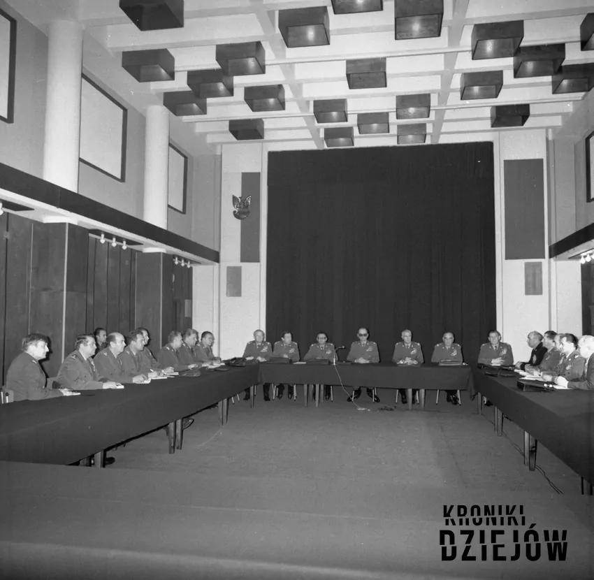 Posiedzenie Wojskowej Rady Ocalenia Narodowego pod przewodnictwem gen. Wojciecha Jaruzelskiego 14 grudnia 1981, fot. domena publiczna/Wikipedia Posiedzenie Wojskowej Rady Ocalenia Narodowego pod przewodnictwem gen. Wojciecha Jaruzelskiego 14 grudnia 1981