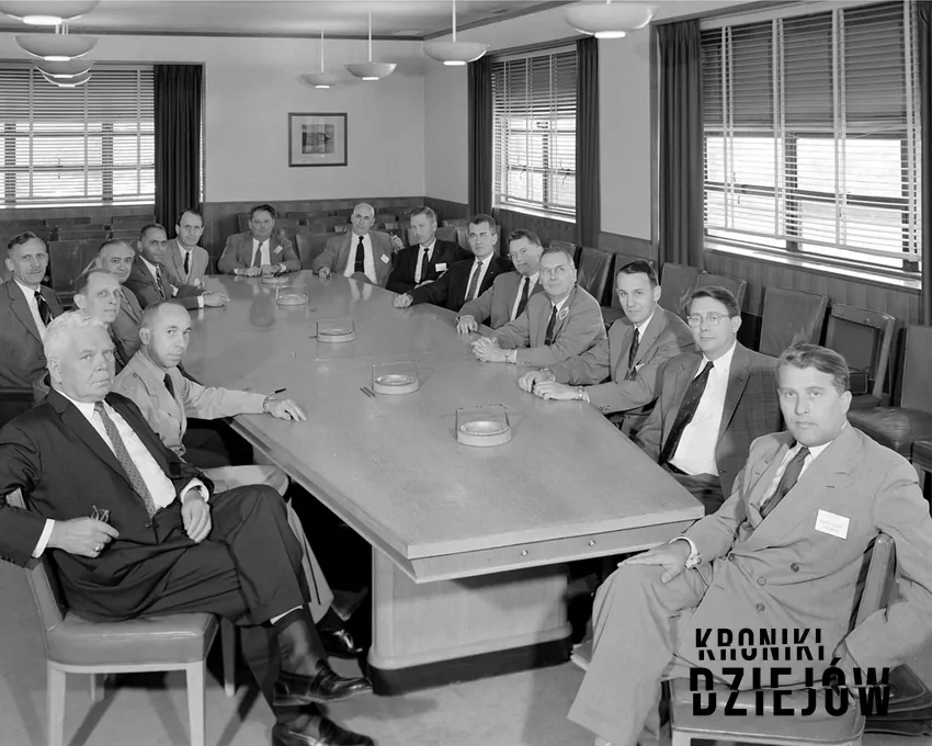 Wernher von Braun na posiedzeniu Special Committee on Space Technology funkcjonującego w ramach National Advisory Committee for Aeronautics - fot. domena publiczna Operacja Paperclip i jej szczegóły, czyli daty, znaczenie kryptonimu, cele, przebieg oraz osiągnięte korzyści